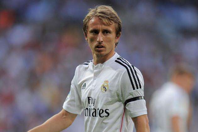 埃杜在高铁站被围满，合同今年到期，他说明年也希望在深圳