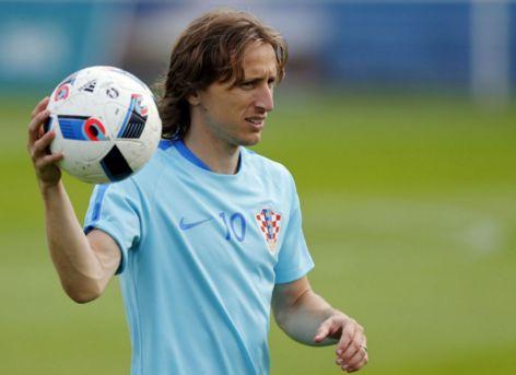 F1车手市场最新动向：哈贾尔顺利取代角田裕毅，红牛阵容迎来重要调整